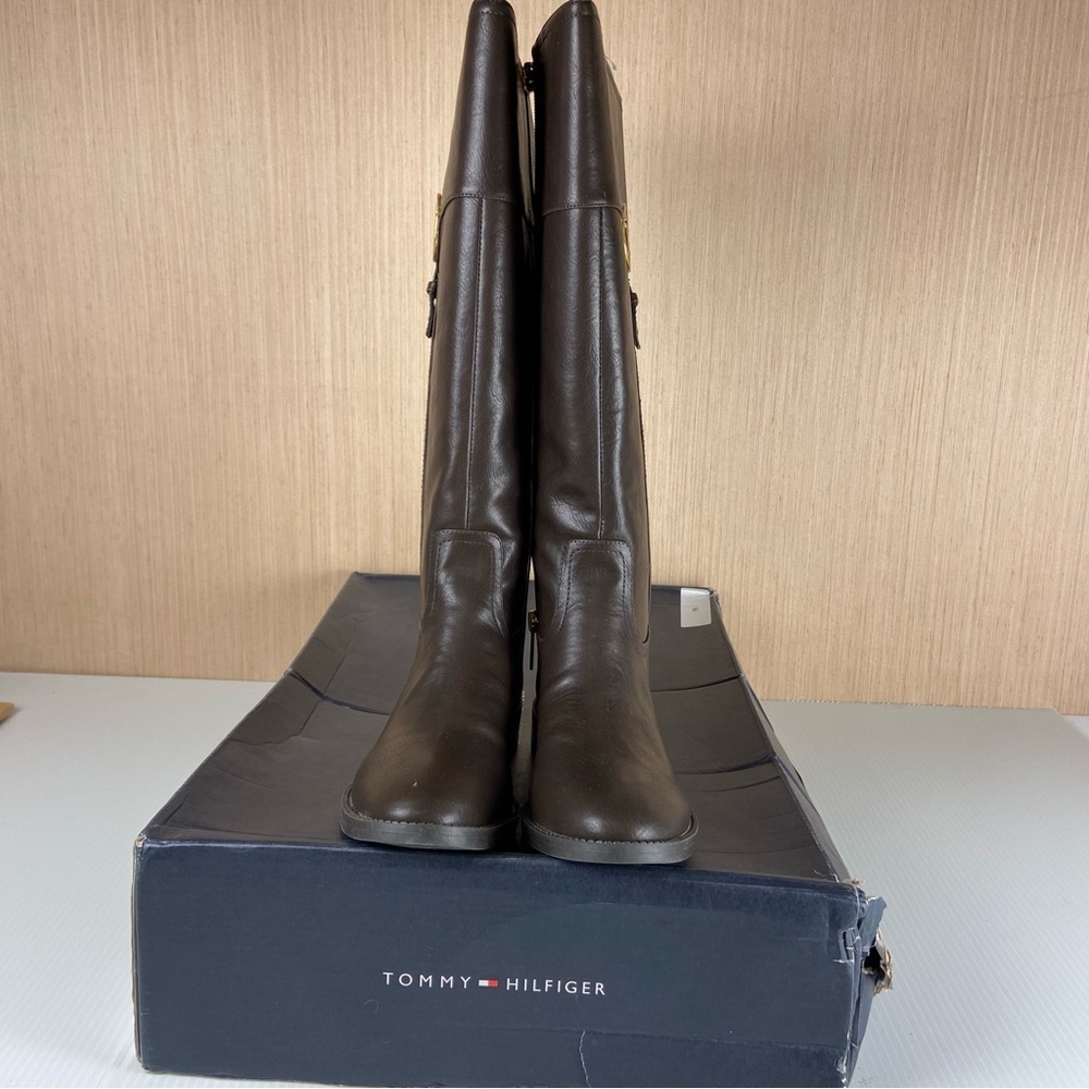 Tommy Hilfiger Twilia2 Wide Calf Riding Boots 6.5 Brown Gold Logo NIB - Picture 2 of 8